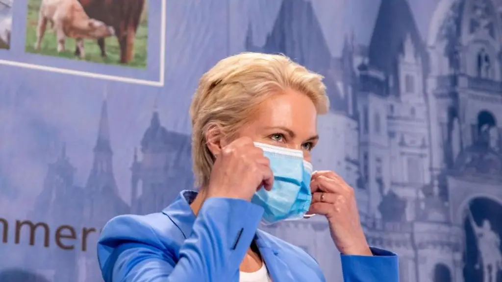 Manuela-Schwesig-SPD-bei-einer-Pressekonferenz