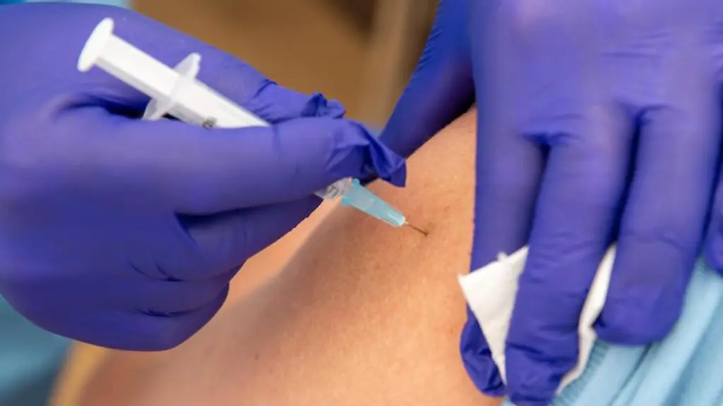 Eine-Krankenschwester-impft-im-einen-Patienten