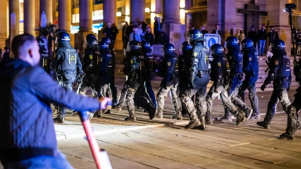 Einsatzkraefte-der-Polizei-laufen-ueber-den-Schlossplatz
