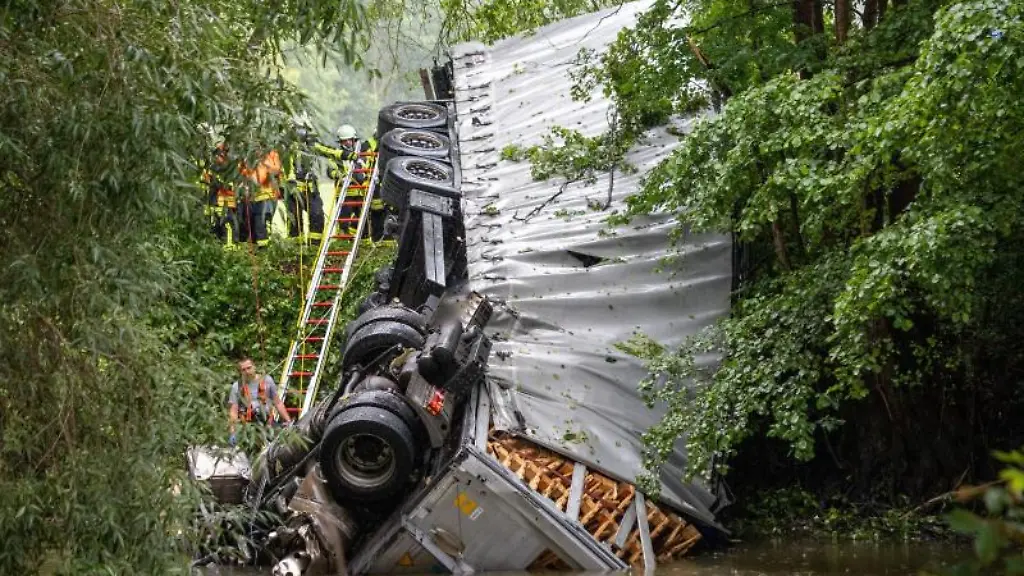 Ein-Lastwagen-ist-auf-der-Autobahn-66-von-der-Kinzigtalbruecke-in-die-Kinzig-gestuerzt