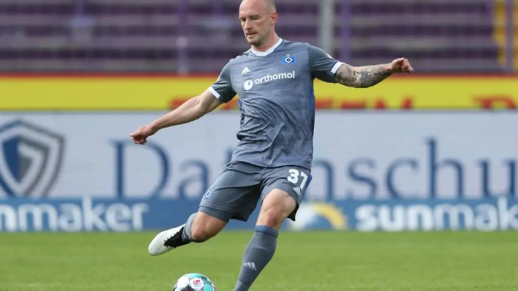 Hamburgs-Toni-Leistner-spielt-den-Ball