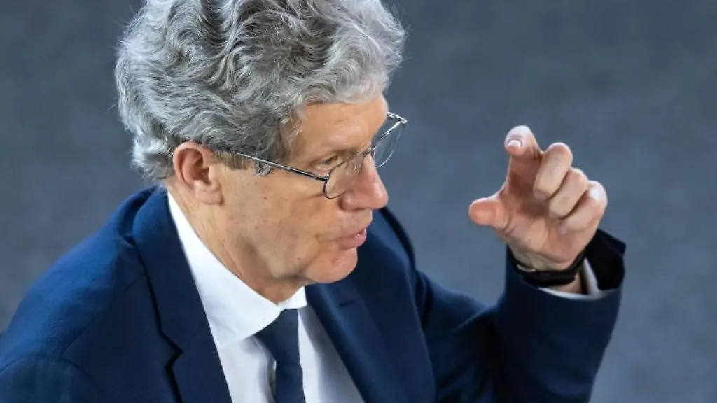 Helmut-Holter-Linke-Thueringer-Minister-fuer-Bildung-Jugend-und-Sport-spricht