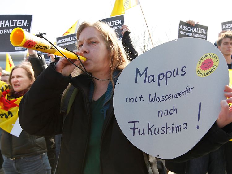Während drinnen Merkel, ihre beiden Minister und fünf Ministerpräsidenten, darunter auch der aus Baden-Württemberg, beraten, demonstrieren vor dem Kanzleramt Atomkraftgegner.
