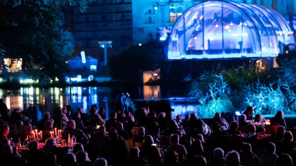 Menschen-verfolgen-2018-im-Maschpark-in-Hannover-die-Open-Air-Auffuehrung-der-Oper-Don-Giovanni