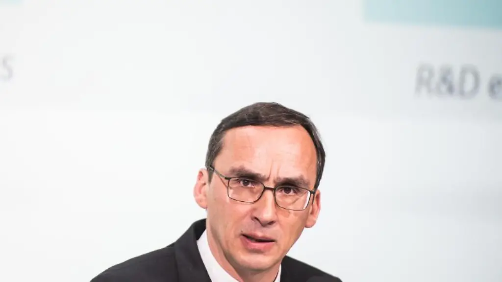 Michael-Schmelmer-Finanzvorstand-beantwortet-die-Frage-eines-Journalisten