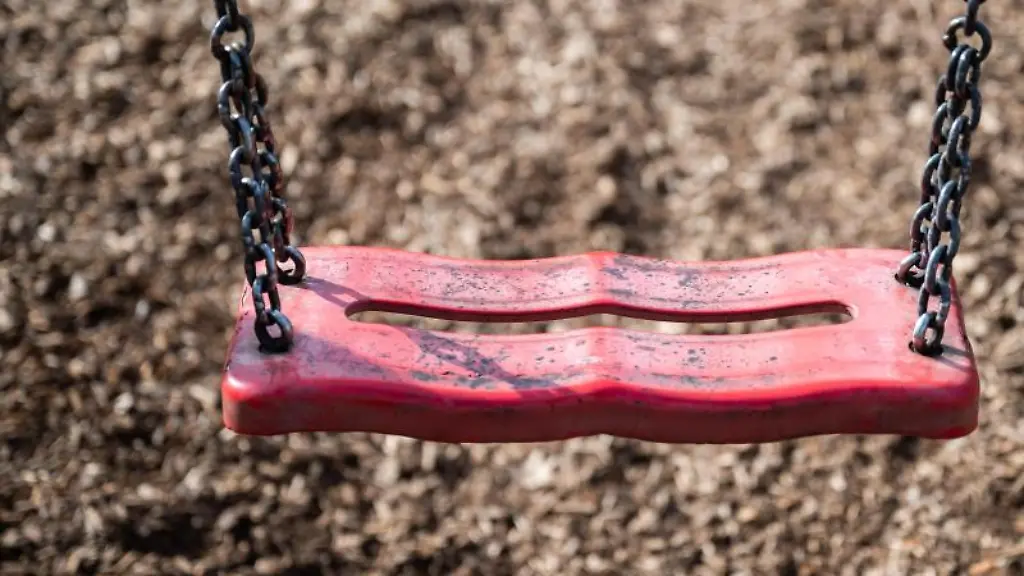 Eine-Schaukel-haengt-auf-einem-Kinderspielplatz