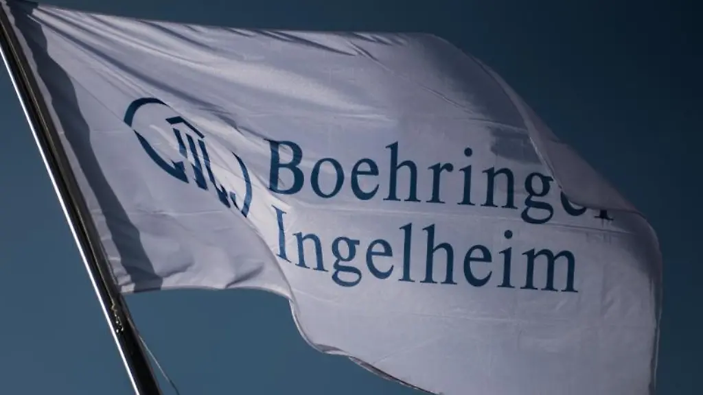 Das-Logo-des-Pharmaunternehmens-Boehringer-Ingelheim-ist-auf-einer-Fahne-zu-sehen