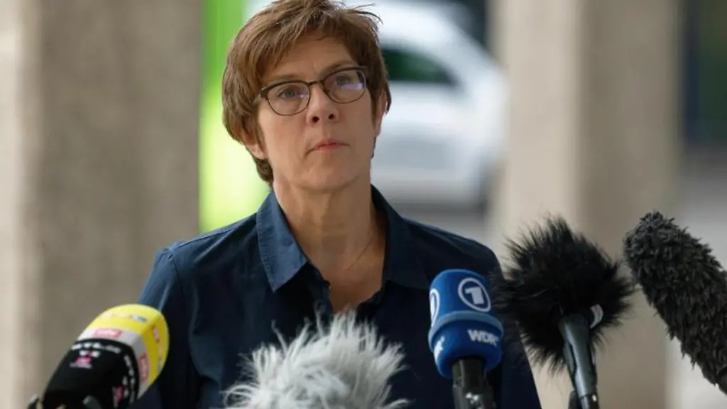 Annegret-Kramp-Karrenbauer-Bundesministerin-der-Verteidigung