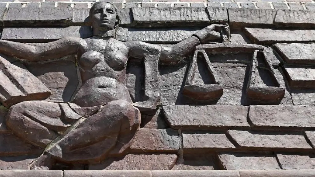 Blick-auf-die-Justitia-ueber-dem-Eingang-eines-Landgerichts
