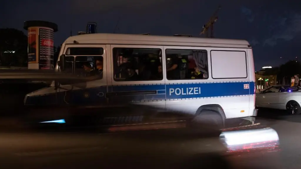 Ein-Polizeiwagen-steht-unweit-des-James-Simon-Park