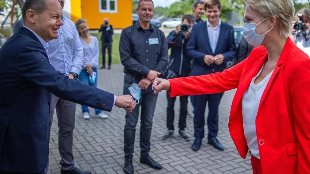 SPD-Kanzlerkandidat-Olaf-Scholz-und-Mecklenburg-Vorpommerns-Ministerpraesidentin-Manuela-Schwesig