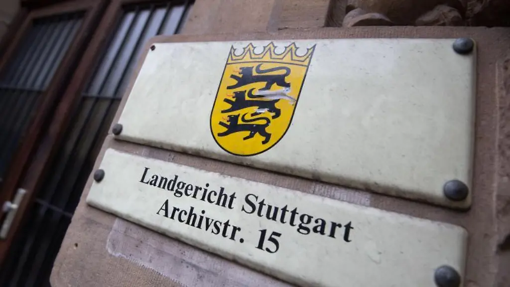 Ein-Schild-weist-an-einer-Fassade-auf-das-Landgericht-Stuttgart-hin