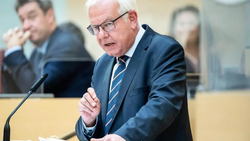 Thomas-Kreuzer-Fraktionsvorsitzender-der-CSU-im-Bayerischen-Landtag-sprichtim-Landtag-von-Bayern