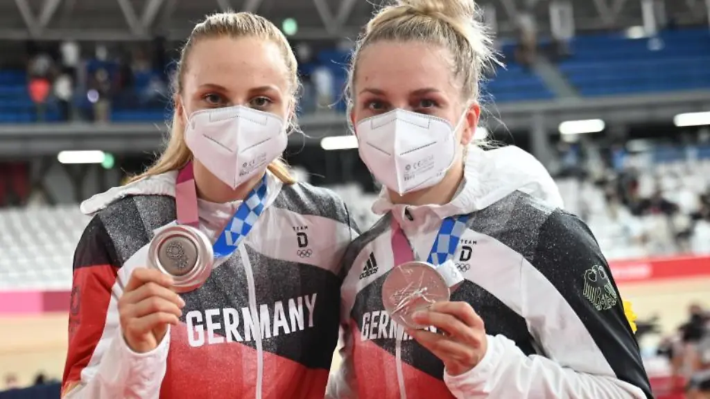 Silbermedaillengewinnerinnen-Lea-Sophie-Friedrich-r-und-Teamkollegin-Emma-Hinze