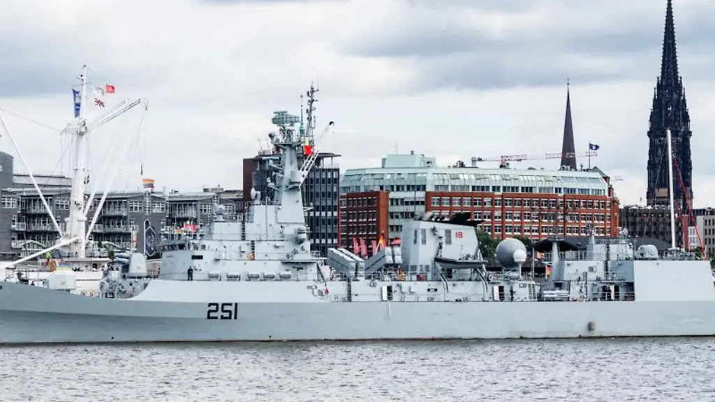 Die-pakistanische-Fregatte-PNS-Zulfiquar-hat-an-der-Ueberseebruecke-festgemacht