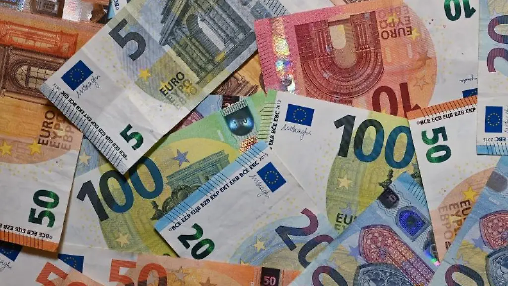 Zahlreiche-Eurobanknoten-liegen-auf-einem-Tisch