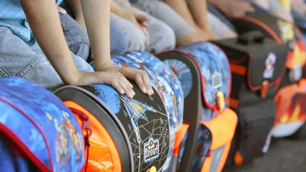 Mehrere-Erstklaessler-warten-auf-ihre-Einschulung