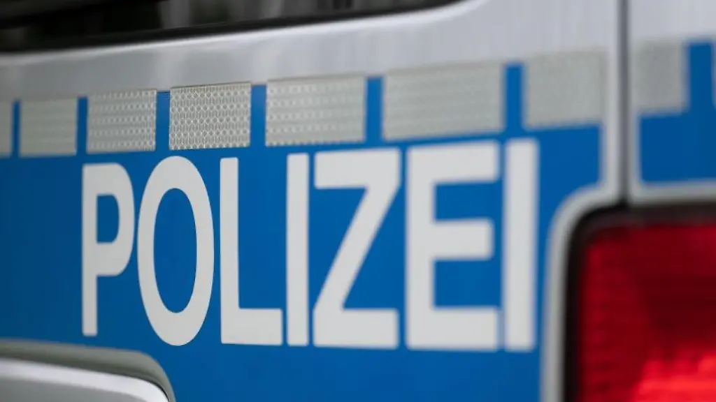 Das-Wort-Polizei-steht-auf-einem-Einsatzwagen