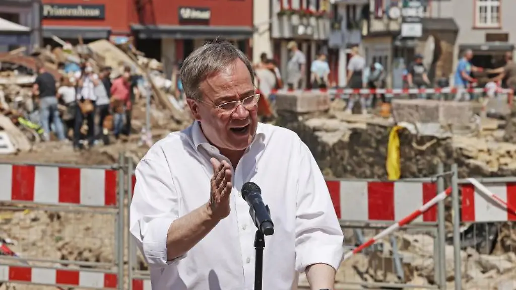 Nordrhein-Westfalens-Ministerpraesident-Armin-Laschet-CDU-spricht-bei-einer-Pressekonferenz-in-Bad-Muenstereifel