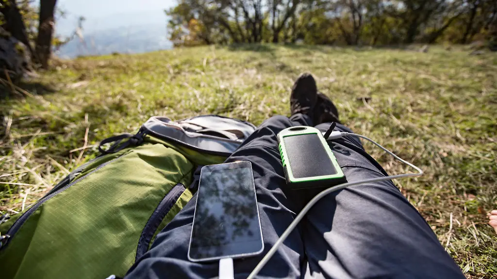 Eine-Solar-Powerbank-gehoert-zu-den-sinnvollen-Urlaubs-Utensilien