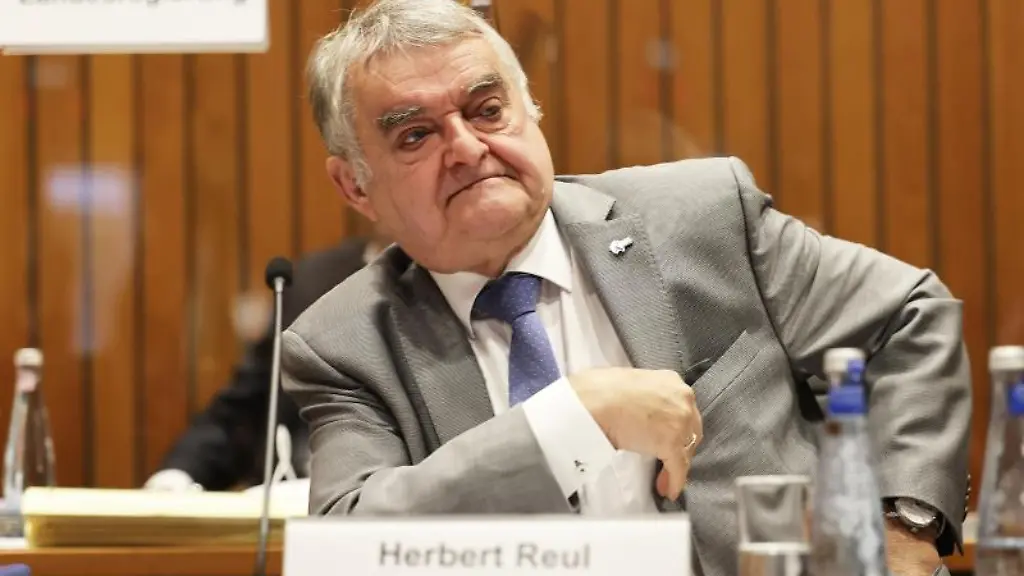 Nordrhein-Westfalens-Innenminister-Herbert-Reul-CDU-nimmt-an-einer-Sitzung-des-Landtagsinnenausschusses-teil