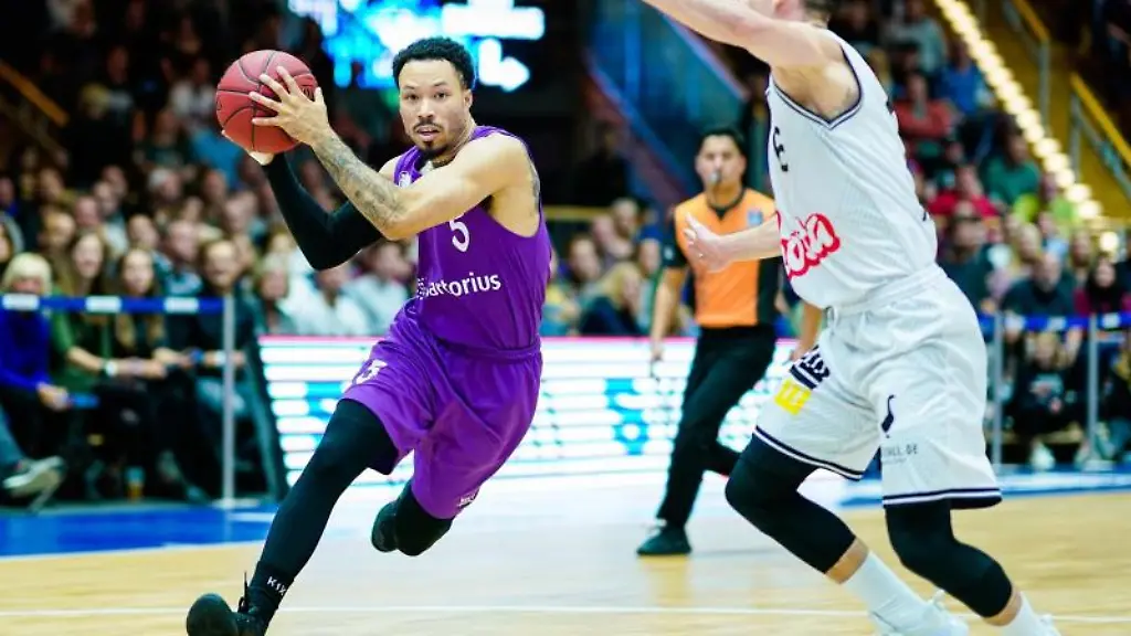 Kyan-Anderson-l-setzt-sich-durch-gegen-Crailsheims-Jan-Span