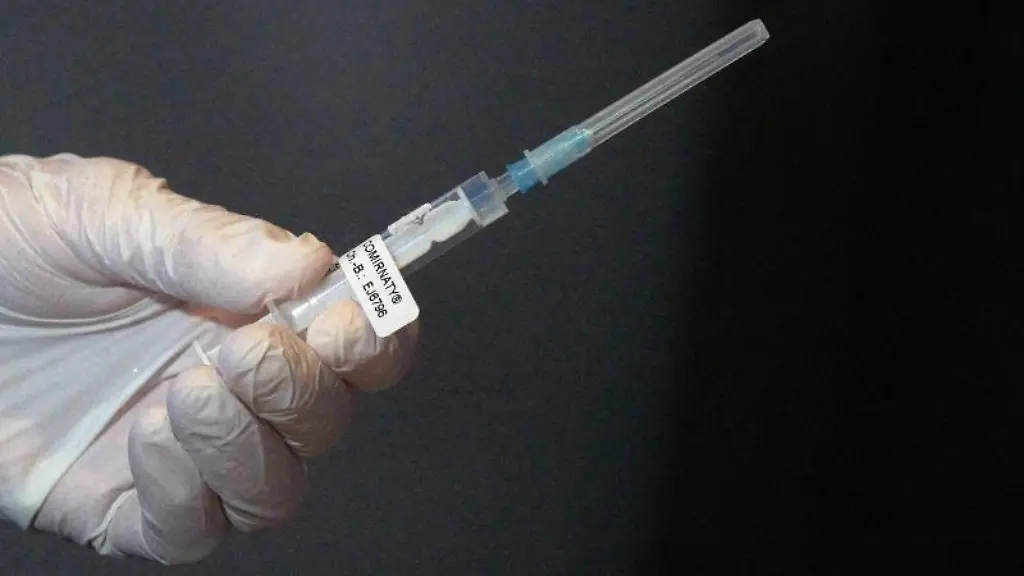 Eine-Mitarbeiterin-eines-Impfteams-ueberprueft-eine-Spritze-mit-einem-Impfstoff-gegen-Covid-19