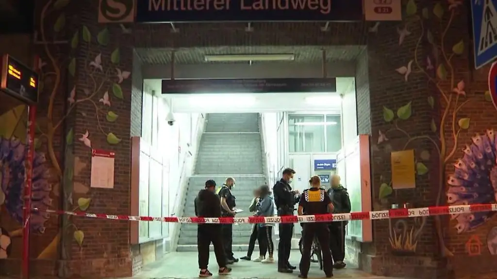 Polizisten-befragen-im-Eingangsbereich-zum-S-Bahnhof-Mittlerer-Landweg-moegliche-Zeugen