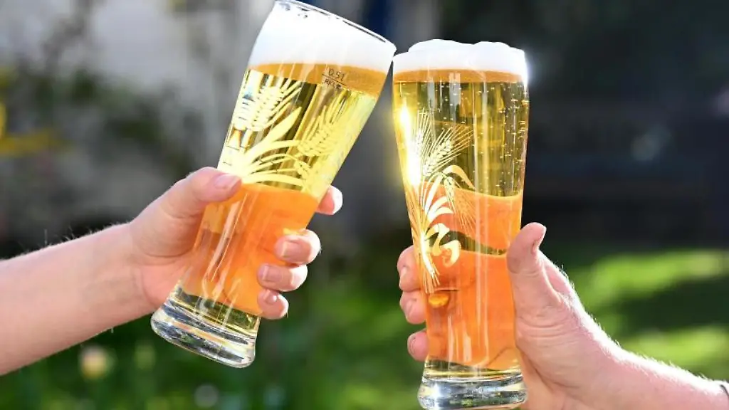 Ein-Mann-und-eine-Frau-stossen-mit-ihrem-Bier-an