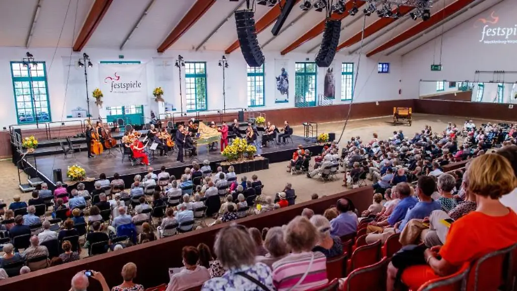 Das-Publikum-lauscht-einem-Konzert-von-Daniel-Hope-und-dem-Zuercher-Kammerorchester-im-Landgestuet-Redefin