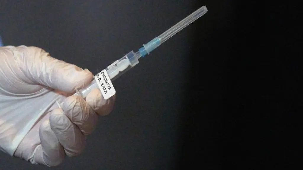 Eine-Mitarbeiterin-eines-Impfteams-ueberprueft-eine-Spritze-mit-einem-Impfstoff-gegen-Covid-19