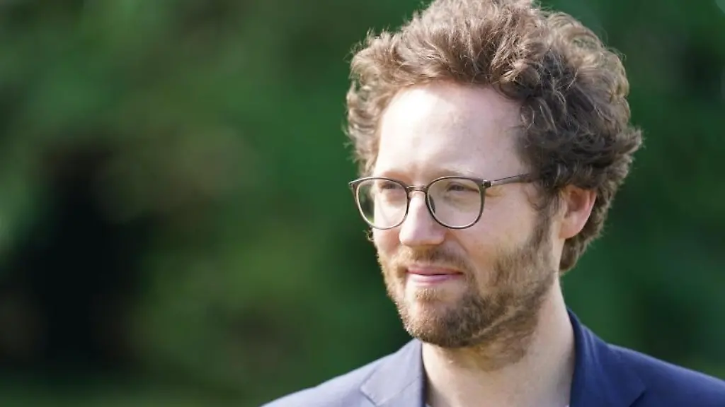 Jan-Philipp-Albrecht-Buendnis-90-Die-Gruenen-schaut-in-die-Weite