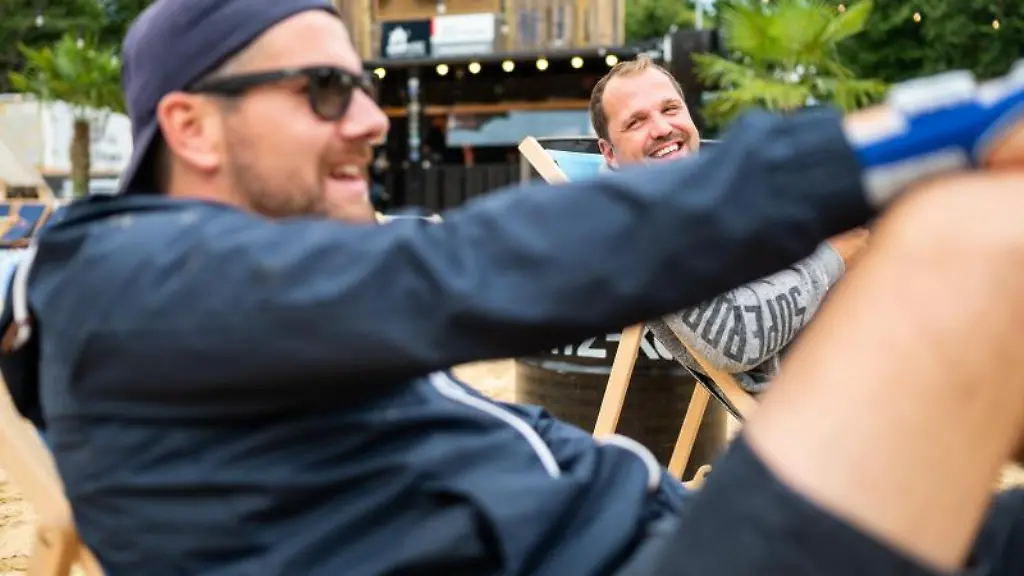 Zwei-Gaeste-sitzen-im-Lueneburger-Beach-Club