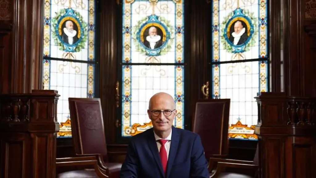 Peter-Tschentscher-SPD-sitzt-im-Buero