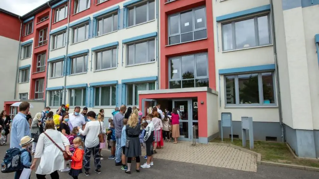 Schulanfaenger-und-ihre-Eltern-warten-auf-Corona-Kontrollen-und-gehen-zur-Einschulungsfeier