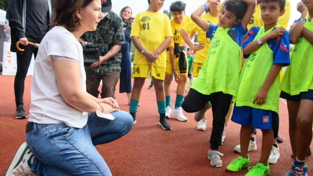 Annalena-Baerbock-l-Kanzlerkandidatin-von-Buendnis-90-Die-Gruenen-unterhaelt-sich-mit-den-Kindern