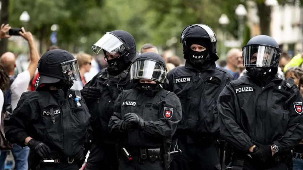 Die-Polizei-steht-auf-einer-Demo-gegen-die-Corona-Massnahmen-trotz-Demonstrationsverbot
