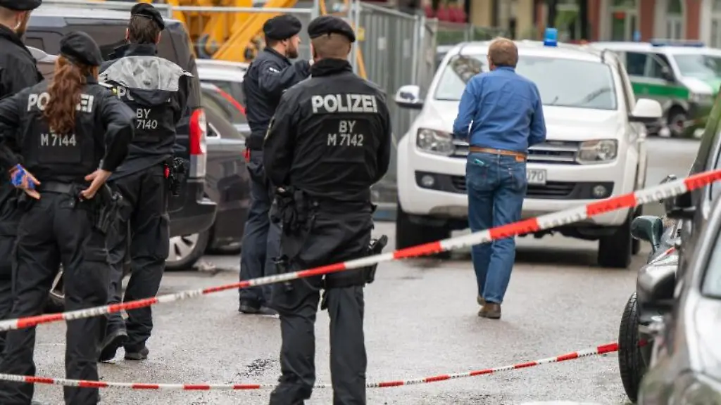 Polizisten-stehen-nach-einer-Schiesserei-in-der-gesperrten-Milchstrasse-im-Stadtteil-Haishausen