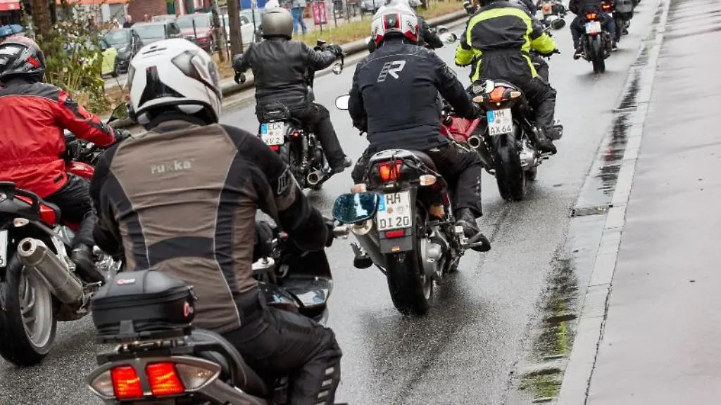 Zahlreiche-Motorradfahrer-fahren-bei-Regen-auf-der-Reeperbahn-in-St-Pauli