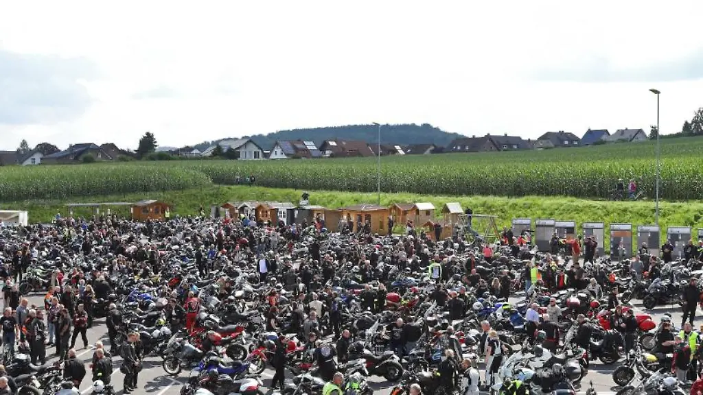 Unter-dem-Motto-Leis-ist-kein-Scheiss-haben-sich-Motorradfahrer-zu-einer-Kundgebung-versammelt