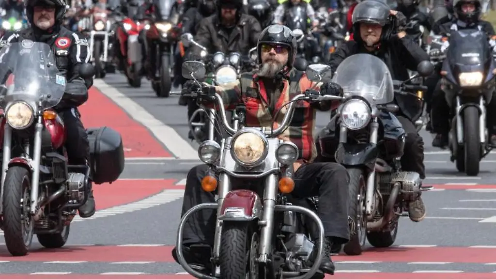 Motorradfahrer-protestieren-mit-einem-Korso-durch-die-Innenstadt