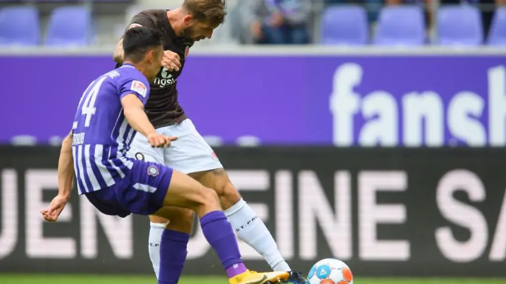 St-Paulis-Guido-Burgstaller-r-erzielt-gegen-Aues-John-Patrick-Strauss-ein-Tor-das-aberkannt-wird