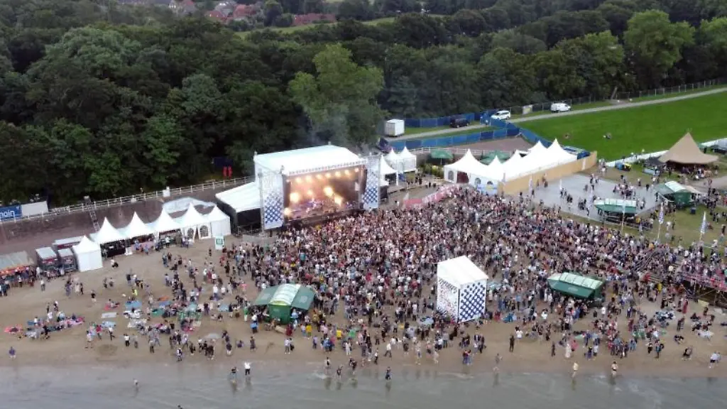 Zahlreiche-Menschen-besuchen-das-Watt-en-Schlick-Festival-am-Kurhausstrand