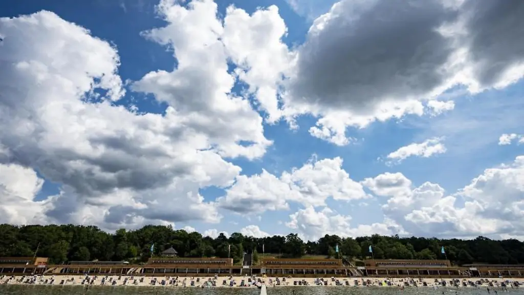 Besucher-des-Strandbades-am-Wannsee-geniessen-das-sonnige-Wetter-am-Wasser