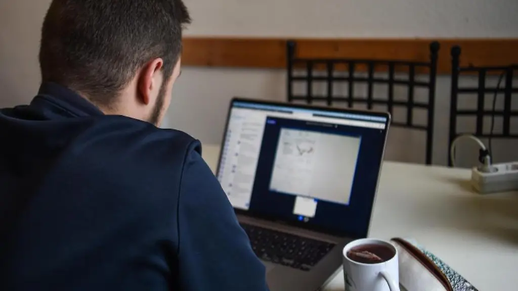 Ein-junger-Mann-nimmt-an-einer-Online-Vorlesung-seiner-Hochschule-teil