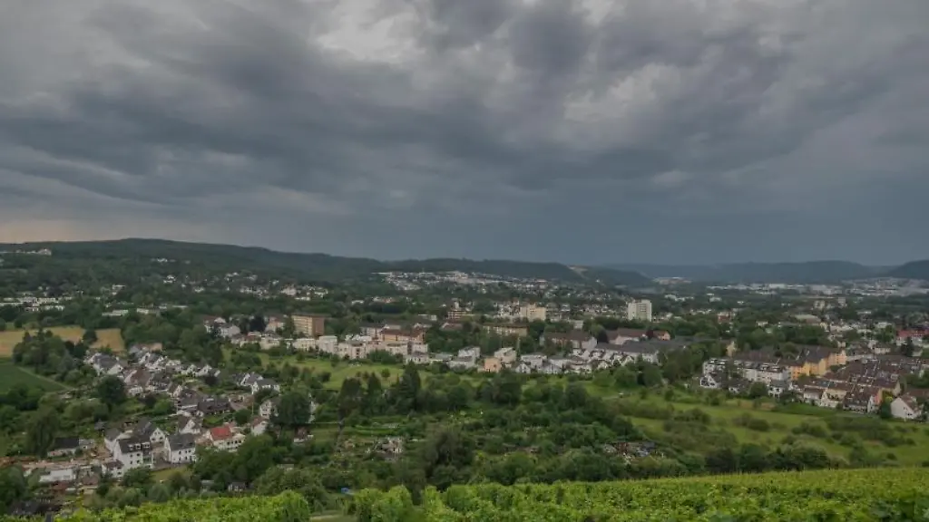 Ein-Gewitter-zieht-ueber-den-Suedwesten-bei-Trier