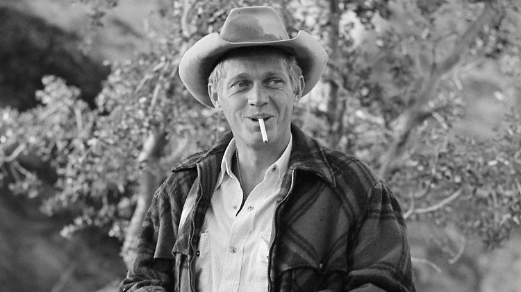 Steve McQueen: Draufgänger, Actionheld, Naturbursche. Hier beim Zelten in der Sierra Madre. (© 2010 John Dominis, Time Inc. / courtesy Schirmer/Mosel)