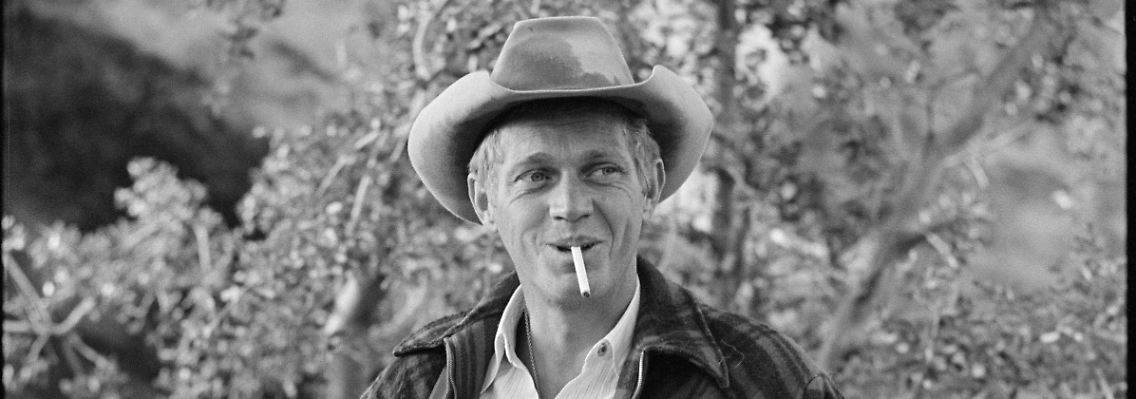 Steve McQueen: Draufgänger, Actionheld, Naturbursche. Hier beim Zelten in der Sierra Madre. (© 2010 John Dominis, Time Inc. / courtesy Schirmer/Mosel)