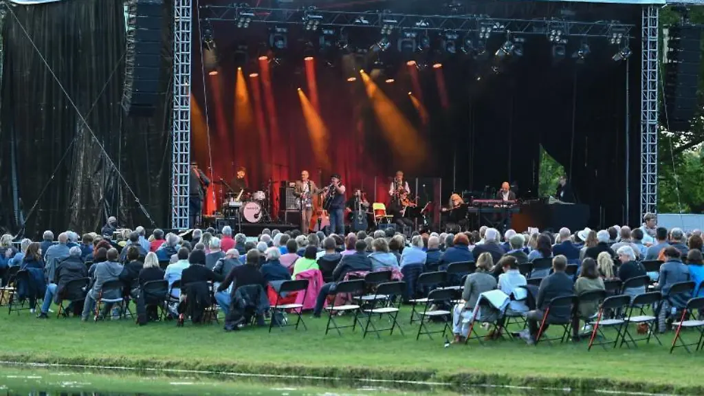Ein-Open-Air-Konzert-mit-Axel-Prahl-waehrend-der-Veranstaltungs-Reihe-Ins-Freie-im-September-2020