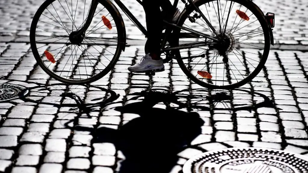 Eine-Radfahrerin-faehrt-ueber-die-Strasse